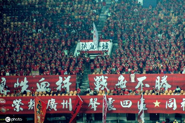 此时，二十多人仿佛是二十多颗被一把割断的韭菜，摔得七零八落、看起来惨不忍睹。
